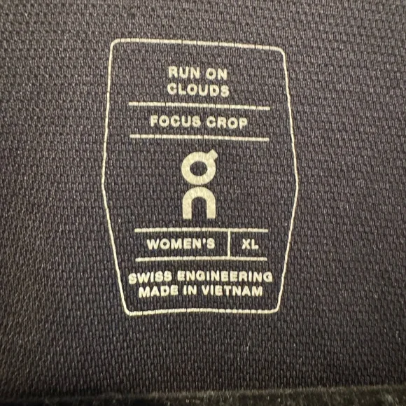 On Running Black Sleeveless Athletic Focus Crop Top Size XL - Picture 4 of 9